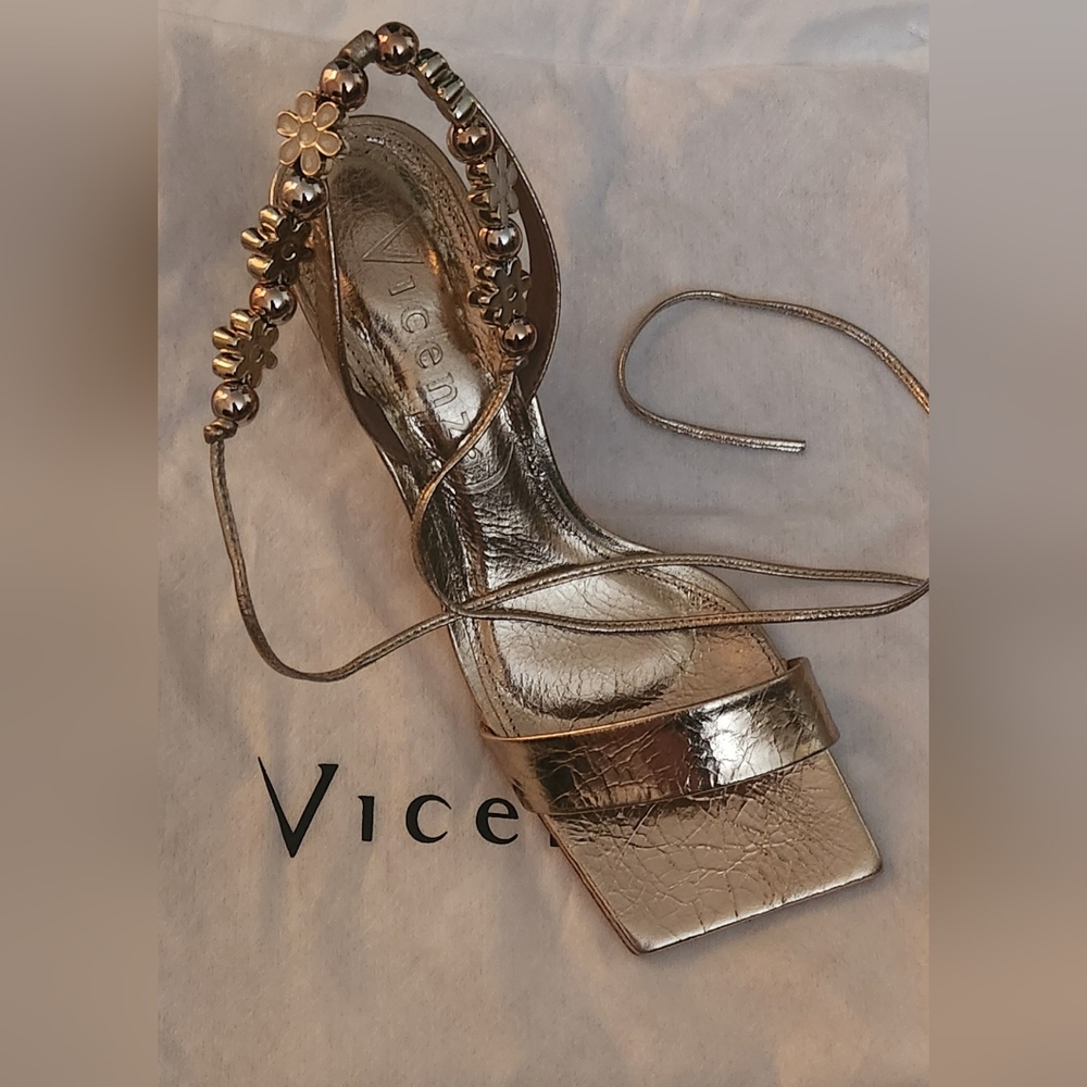 Vicenza 9 US Square Toe Anthropologie Heel Gold Metallic Flower Charm Tie Strap